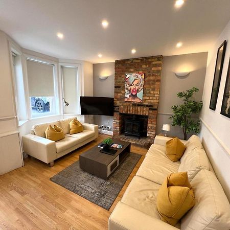 Great 4 Bedroom House - Great Location - Garden - Parking - Fast Wifi - Smart Tv - Newly Decorated - Sleeps Up To 8! Only 10 Mins Drive To Sandbanks Beach! Close To Poole & Bournemouth Eksteriør billede