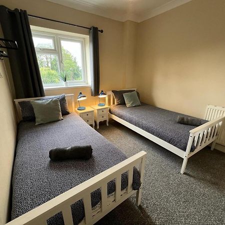 Great 4 Bedroom House - Great Location - Garden - Parking - Fast Wifi - Smart Tv - Newly Decorated - Sleeps Up To 8! Only 10 Mins Drive To Sandbanks Beach! Close To Poole & Bournemouth Eksteriør billede