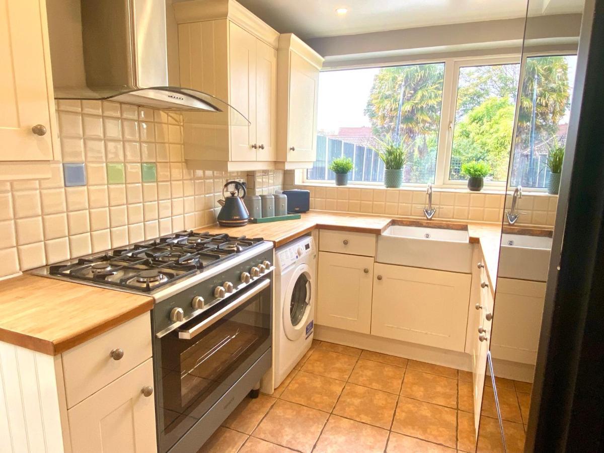 Great 4 Bedroom House - Great Location - Garden - Parking - Fast Wifi - Smart Tv - Newly Decorated - Sleeps Up To 8! Only 10 Mins Drive To Sandbanks Beach! Close To Poole & Bournemouth Eksteriør billede