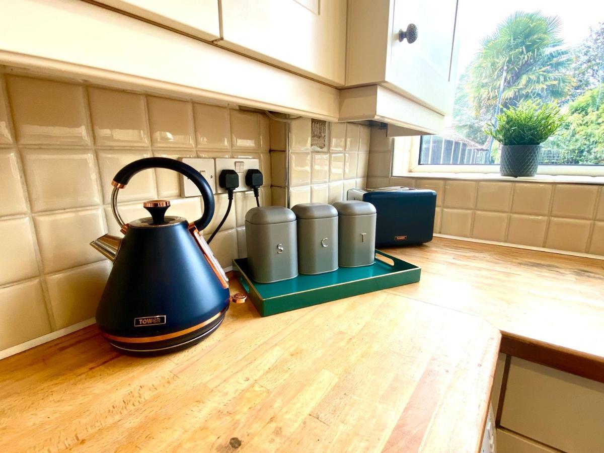 Great 4 Bedroom House - Great Location - Garden - Parking - Fast Wifi - Smart Tv - Newly Decorated - Sleeps Up To 8! Only 10 Mins Drive To Sandbanks Beach! Close To Poole & Bournemouth Eksteriør billede