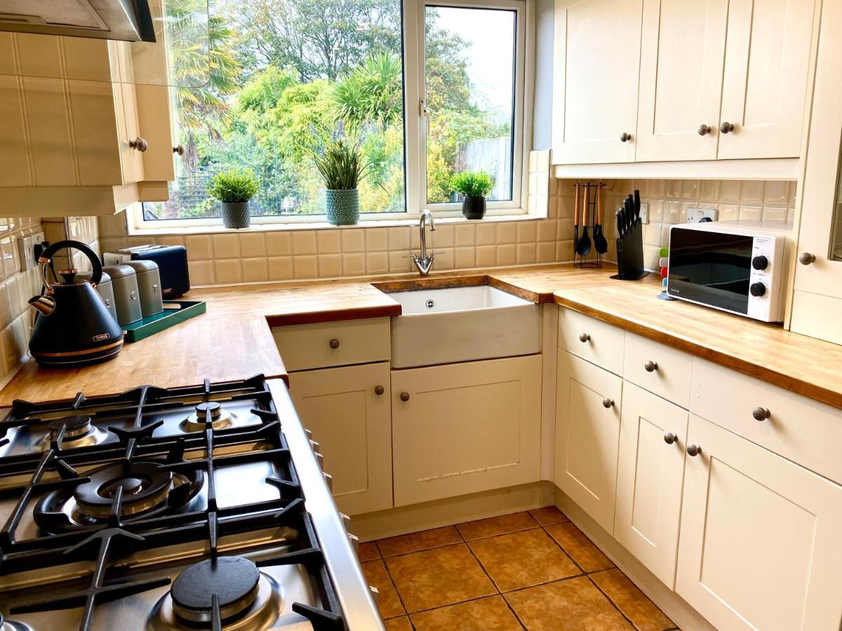 Great 4 Bedroom House - Great Location - Garden - Parking - Fast Wifi - Smart Tv - Newly Decorated - Sleeps Up To 8! Only 10 Mins Drive To Sandbanks Beach! Close To Poole & Bournemouth Eksteriør billede