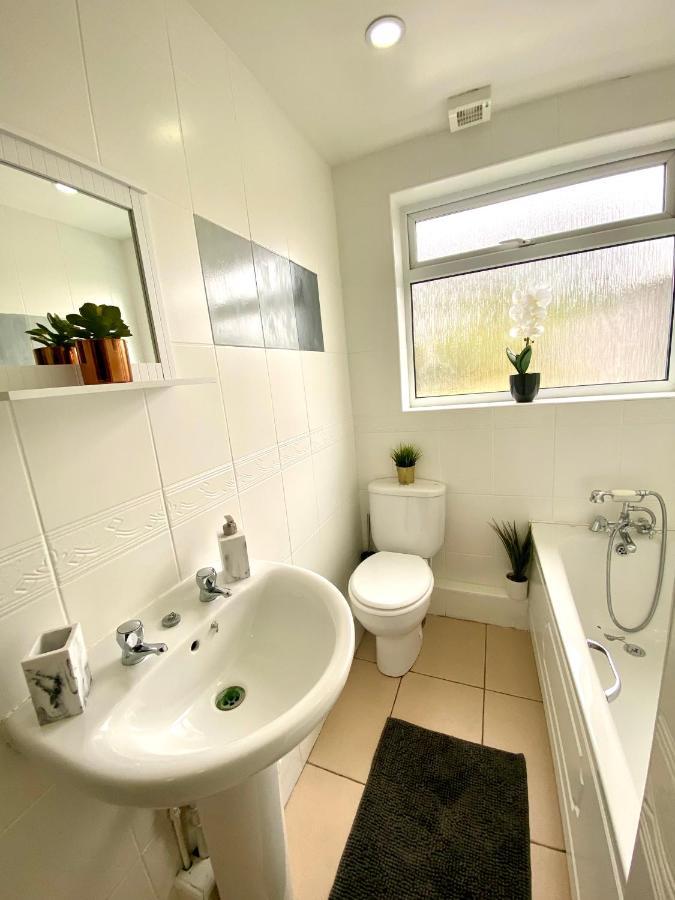 Great 4 Bedroom House - Great Location - Garden - Parking - Fast Wifi - Smart Tv - Newly Decorated - Sleeps Up To 8! Only 10 Mins Drive To Sandbanks Beach! Close To Poole & Bournemouth Eksteriør billede
