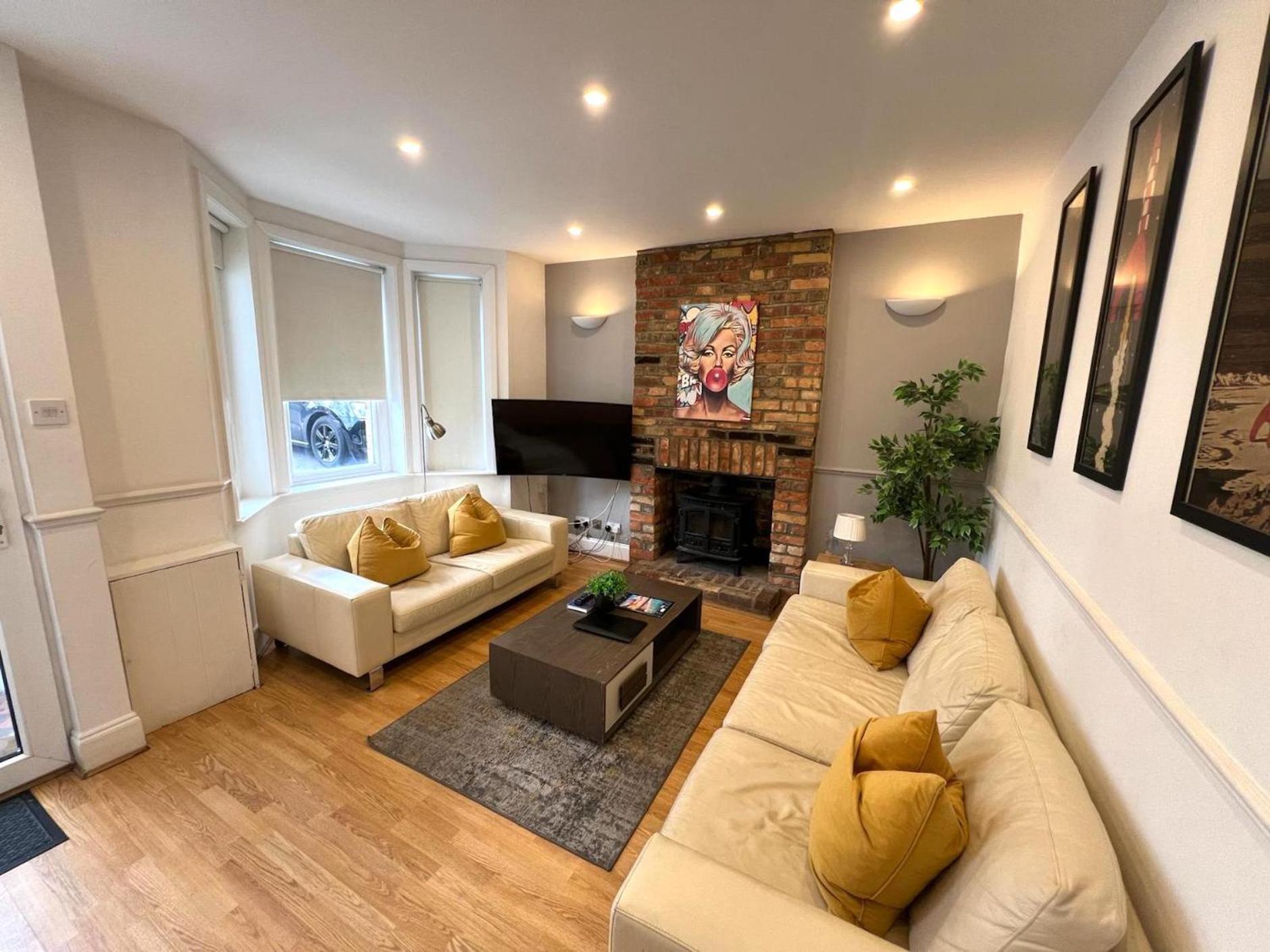 Great 4 Bedroom House - Great Location - Garden - Parking - Fast Wifi - Smart Tv - Newly Decorated - Sleeps Up To 8! Only 10 Mins Drive To Sandbanks Beach! Close To Poole & Bournemouth Eksteriør billede