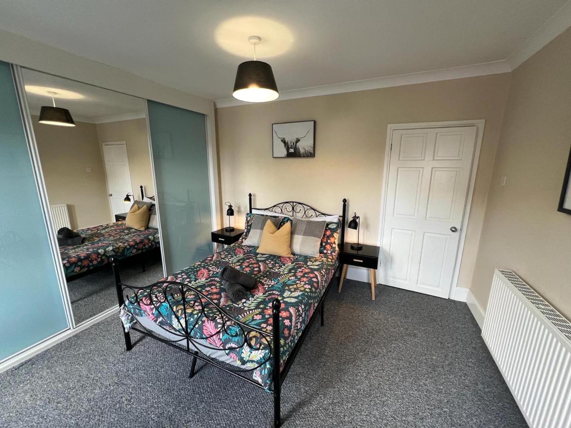 Great 4 Bedroom House - Great Location - Garden - Parking - Fast Wifi - Smart Tv - Newly Decorated - Sleeps Up To 8! Only 10 Mins Drive To Sandbanks Beach! Close To Poole & Bournemouth Eksteriør billede
