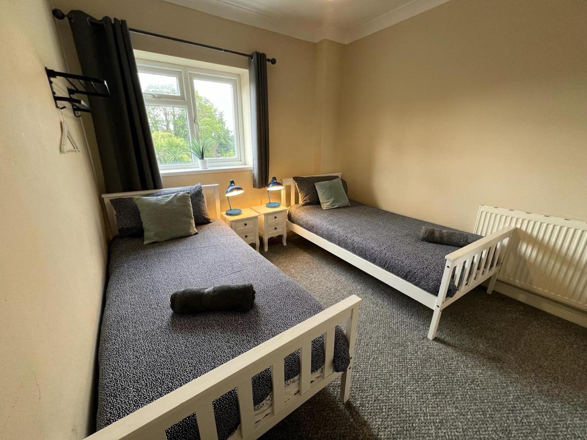 Great 4 Bedroom House - Great Location - Garden - Parking - Fast Wifi - Smart Tv - Newly Decorated - Sleeps Up To 8! Only 10 Mins Drive To Sandbanks Beach! Close To Poole & Bournemouth Eksteriør billede