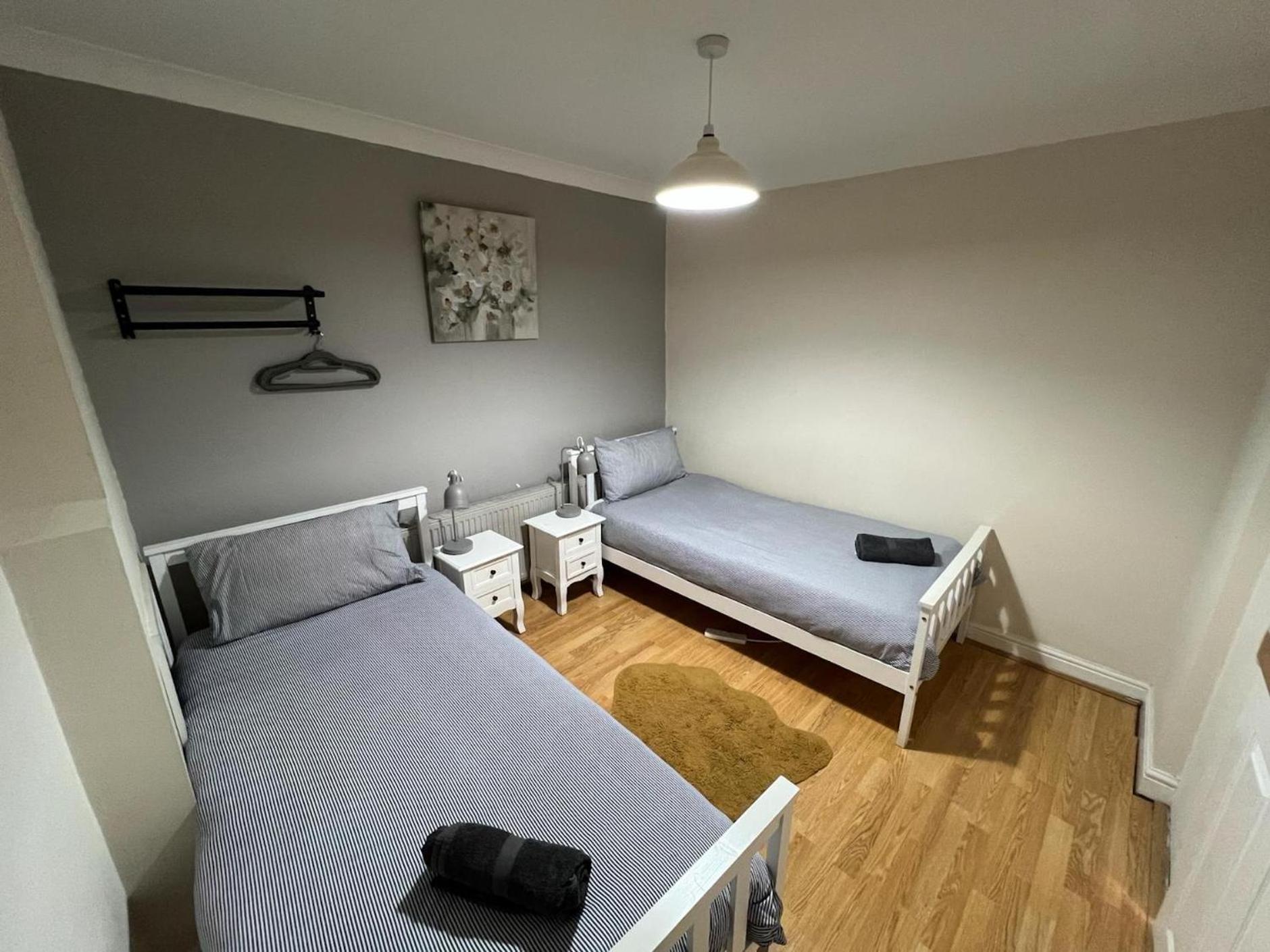 Great 4 Bedroom House - Great Location - Garden - Parking - Fast Wifi - Smart Tv - Newly Decorated - Sleeps Up To 8! Only 10 Mins Drive To Sandbanks Beach! Close To Poole & Bournemouth Eksteriør billede