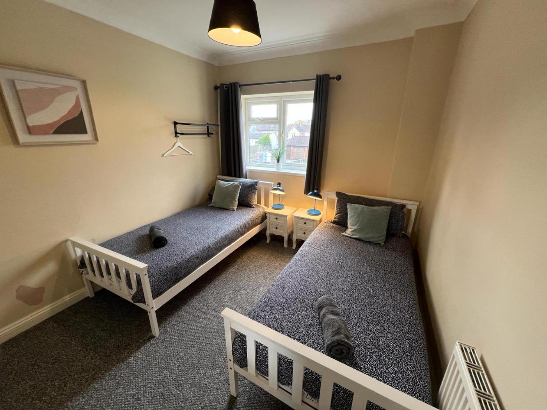Great 4 Bedroom House - Great Location - Garden - Parking - Fast Wifi - Smart Tv - Newly Decorated - Sleeps Up To 8! Only 10 Mins Drive To Sandbanks Beach! Close To Poole & Bournemouth Eksteriør billede