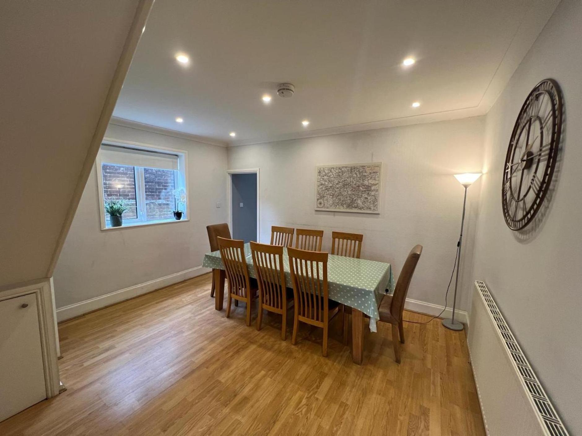 Great 4 Bedroom House - Great Location - Garden - Parking - Fast Wifi - Smart Tv - Newly Decorated - Sleeps Up To 8! Only 10 Mins Drive To Sandbanks Beach! Close To Poole & Bournemouth Eksteriør billede