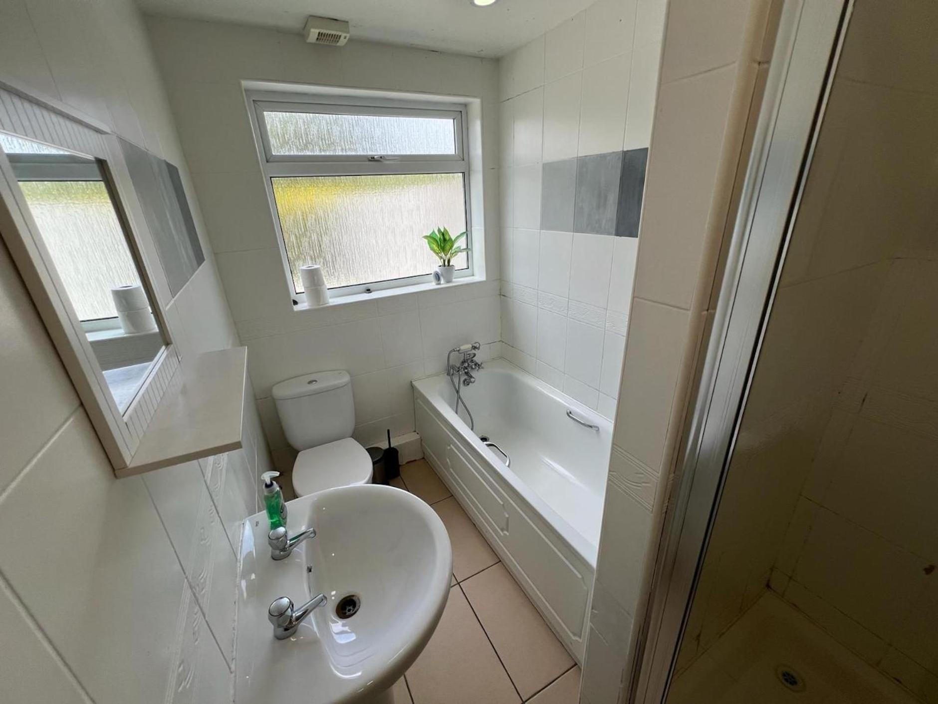 Great 4 Bedroom House - Great Location - Garden - Parking - Fast Wifi - Smart Tv - Newly Decorated - Sleeps Up To 8! Only 10 Mins Drive To Sandbanks Beach! Close To Poole & Bournemouth Eksteriør billede