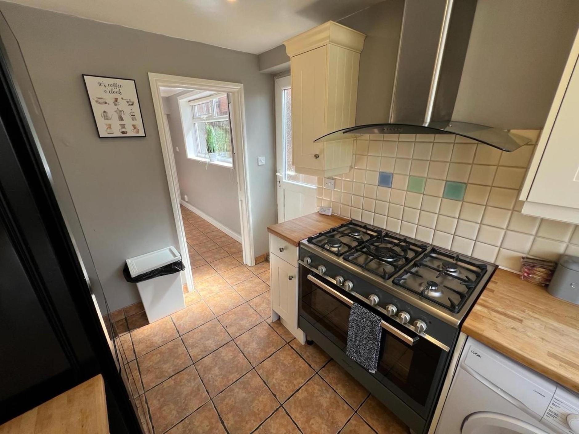 Great 4 Bedroom House - Great Location - Garden - Parking - Fast Wifi - Smart Tv - Newly Decorated - Sleeps Up To 8! Only 10 Mins Drive To Sandbanks Beach! Close To Poole & Bournemouth Eksteriør billede
