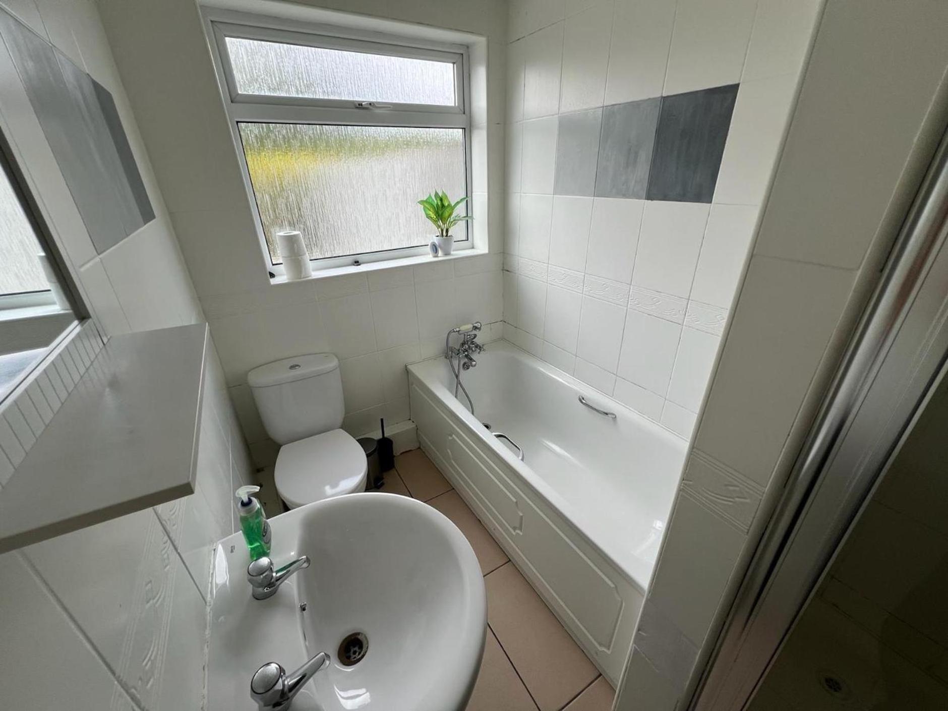 Great 4 Bedroom House - Great Location - Garden - Parking - Fast Wifi - Smart Tv - Newly Decorated - Sleeps Up To 8! Only 10 Mins Drive To Sandbanks Beach! Close To Poole & Bournemouth Eksteriør billede