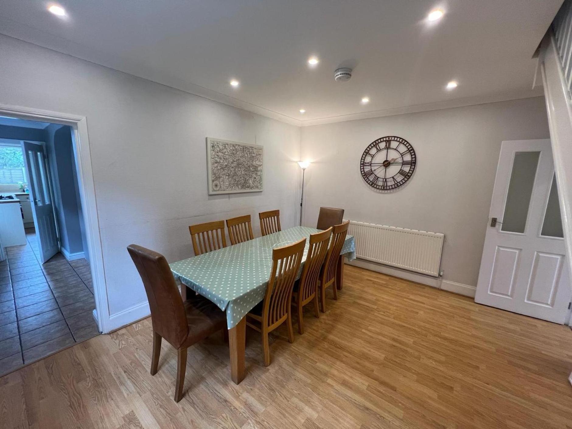 Great 4 Bedroom House - Great Location - Garden - Parking - Fast Wifi - Smart Tv - Newly Decorated - Sleeps Up To 8! Only 10 Mins Drive To Sandbanks Beach! Close To Poole & Bournemouth Eksteriør billede