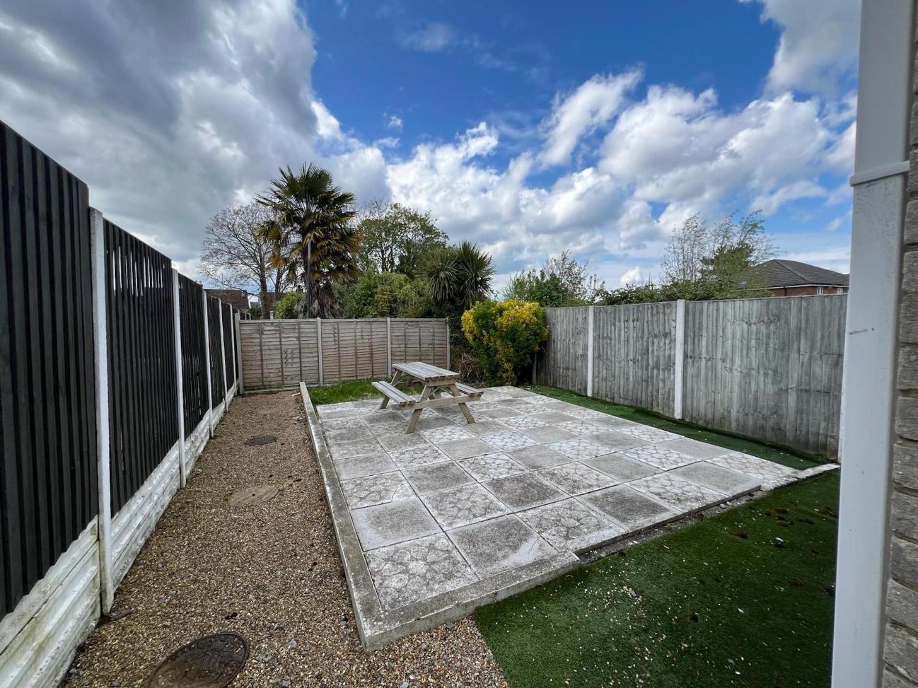 Great 4 Bedroom House - Great Location - Garden - Parking - Fast Wifi - Smart Tv - Newly Decorated - Sleeps Up To 8! Only 10 Mins Drive To Sandbanks Beach! Close To Poole & Bournemouth Eksteriør billede