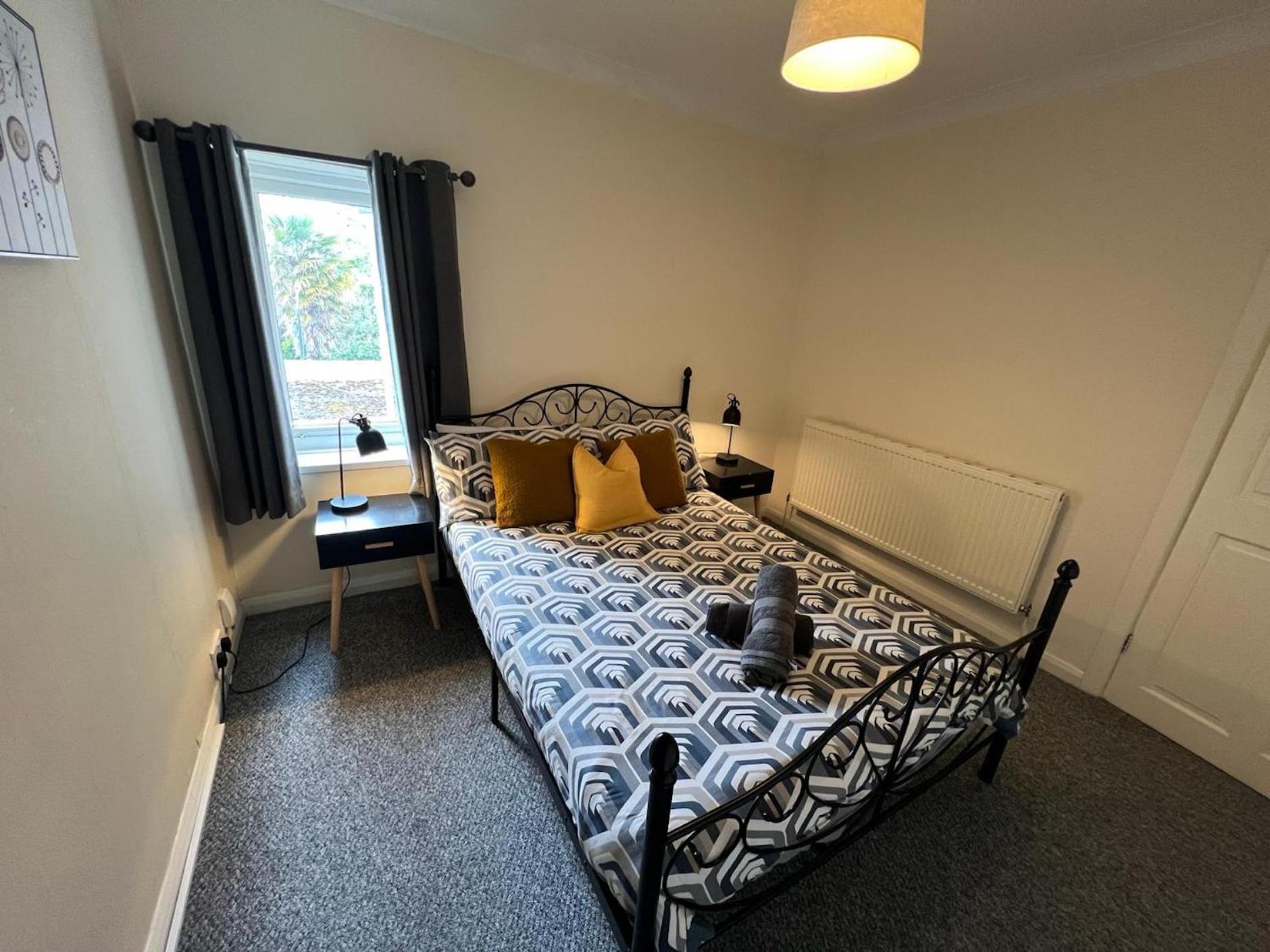 Great 4 Bedroom House - Great Location - Garden - Parking - Fast Wifi - Smart Tv - Newly Decorated - Sleeps Up To 8! Only 10 Mins Drive To Sandbanks Beach! Close To Poole & Bournemouth Eksteriør billede