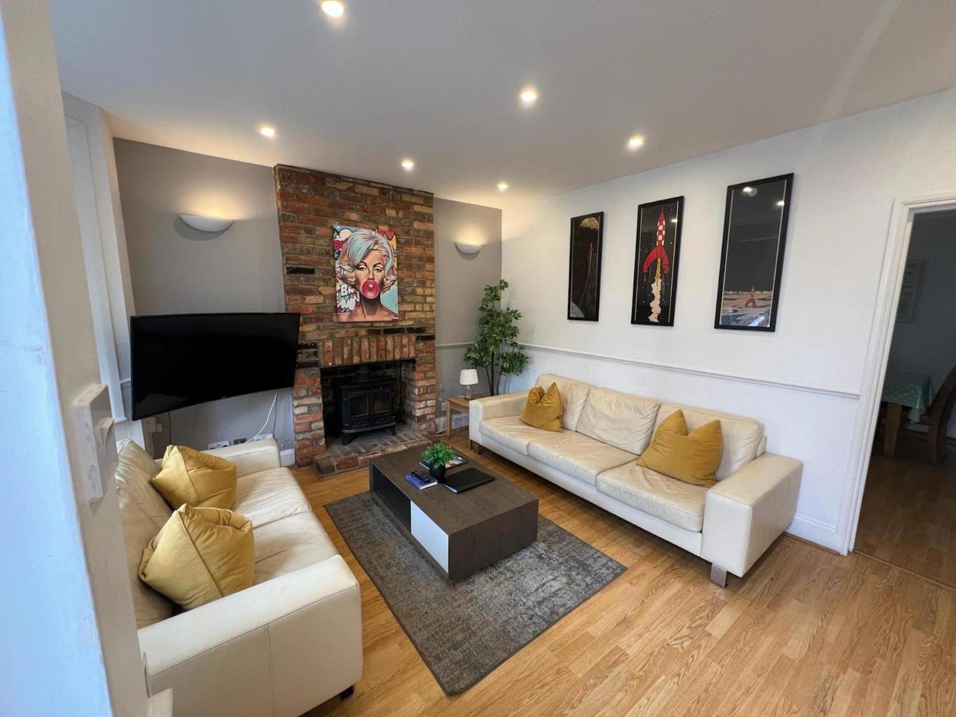 Great 4 Bedroom House - Great Location - Garden - Parking - Fast Wifi - Smart Tv - Newly Decorated - Sleeps Up To 8! Only 10 Mins Drive To Sandbanks Beach! Close To Poole & Bournemouth Eksteriør billede