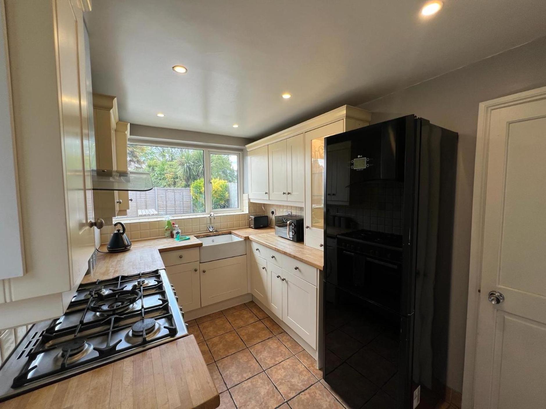 Great 4 Bedroom House - Great Location - Garden - Parking - Fast Wifi - Smart Tv - Newly Decorated - Sleeps Up To 8! Only 10 Mins Drive To Sandbanks Beach! Close To Poole & Bournemouth Eksteriør billede